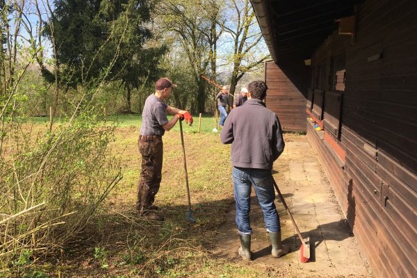 Frühjahrsputz am Lehrbienenstand