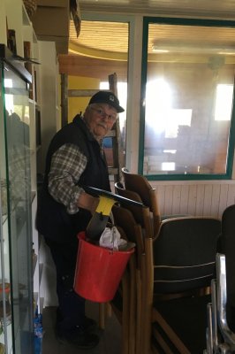 Frühjahrsputz am Lehrbienenstand
